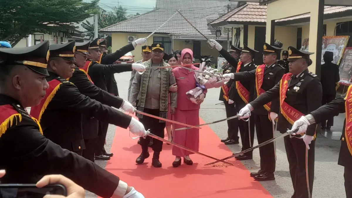 AKBP Wahyu Jati Wibowo (kiri) didampingi Kapolres Sambas AKBP Sanny Handityo saat prosesi pedang pora di Mapolres Sambas, Senin (3/8). (ISITMEWA)