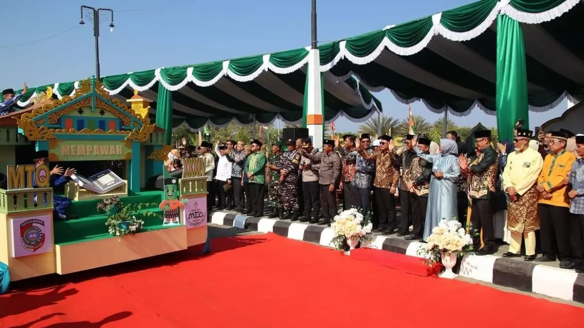 Bupati Erlina menghadiri pelepasan pawai takruf mobil hias kafilah Kabupaten Mempawah.
