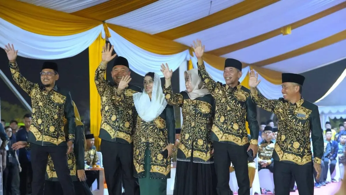 Bupati, Wabup, Sekda dan Ketua DPRD Ketapang menyapa Kafilah Ketapang saat melakukan parade defile pada MTQ XXXIV Kalbar di Kayong Utara, Minggu (2/8) malam. (ISTIMEWA)