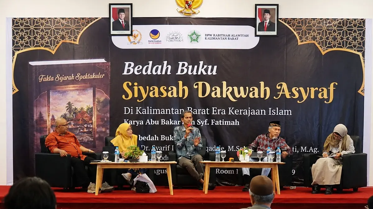 Para narasumber menyampaikan pandangan dalam bedah buku Siyasah Dakwah Asyraf di Kalimantan Barat Era Kerajaan Islam di Pontianak, Senin (3/8). Buku tersebut merupakan hasil riset selama hampir 12 tahun mengenai sejarah dakwah kaum Asyraf di Kalimantan Barat. (HARYADI/PONTIANAK POST)
