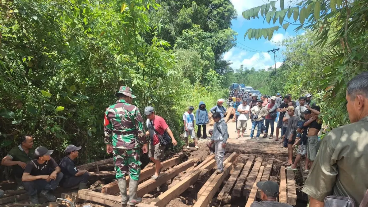 Gotong royong perbaikan jembatan  penghubung Desa Jerenjang dan Desa Kenerak di Jalan Lintas Kecamatan Semitau yang dilakukan TNI bersama warga.(ISTIMEWA) 

