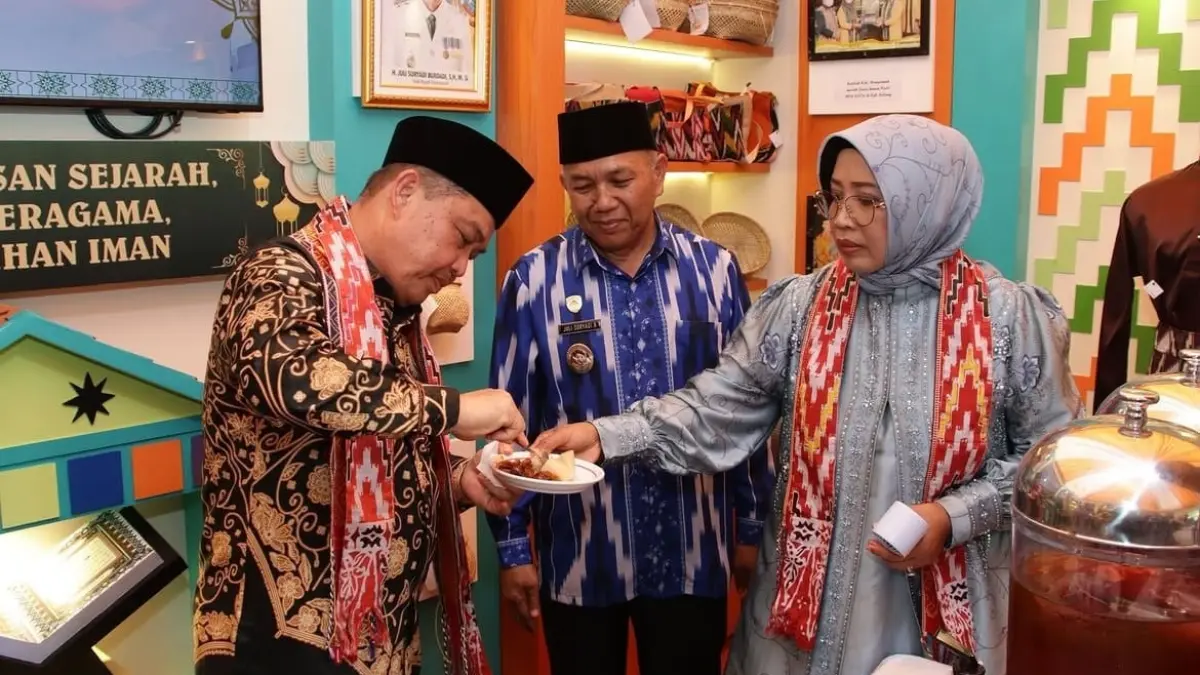 : Gubernur Ria Norsan saat mencicipi salah satu makanan khas Mempawah saat meninjau stand pameran kafilah Mempawah.