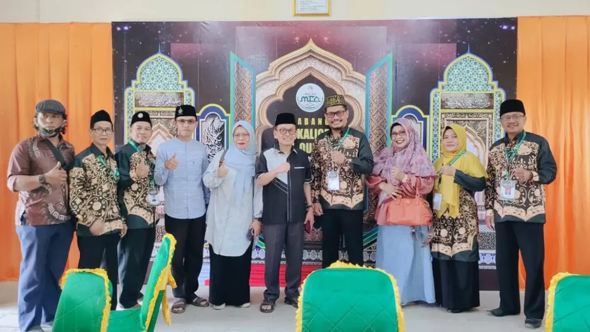 Jajaran Kemenag Kota Singkawang saat meninjau pelaksanaan MTQ ke-34 Tingkat Provinsi Kalbar, Senin (3/8) di Sukadana. (MTQ KALBAR)