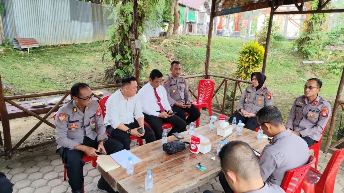 Kapolres Landak AKBP Devi Ariantari memimpin coffee morning sekaligus Anev kinera mingguan pada Senin (3/8). (HUMAS POLRES LANDAK)
