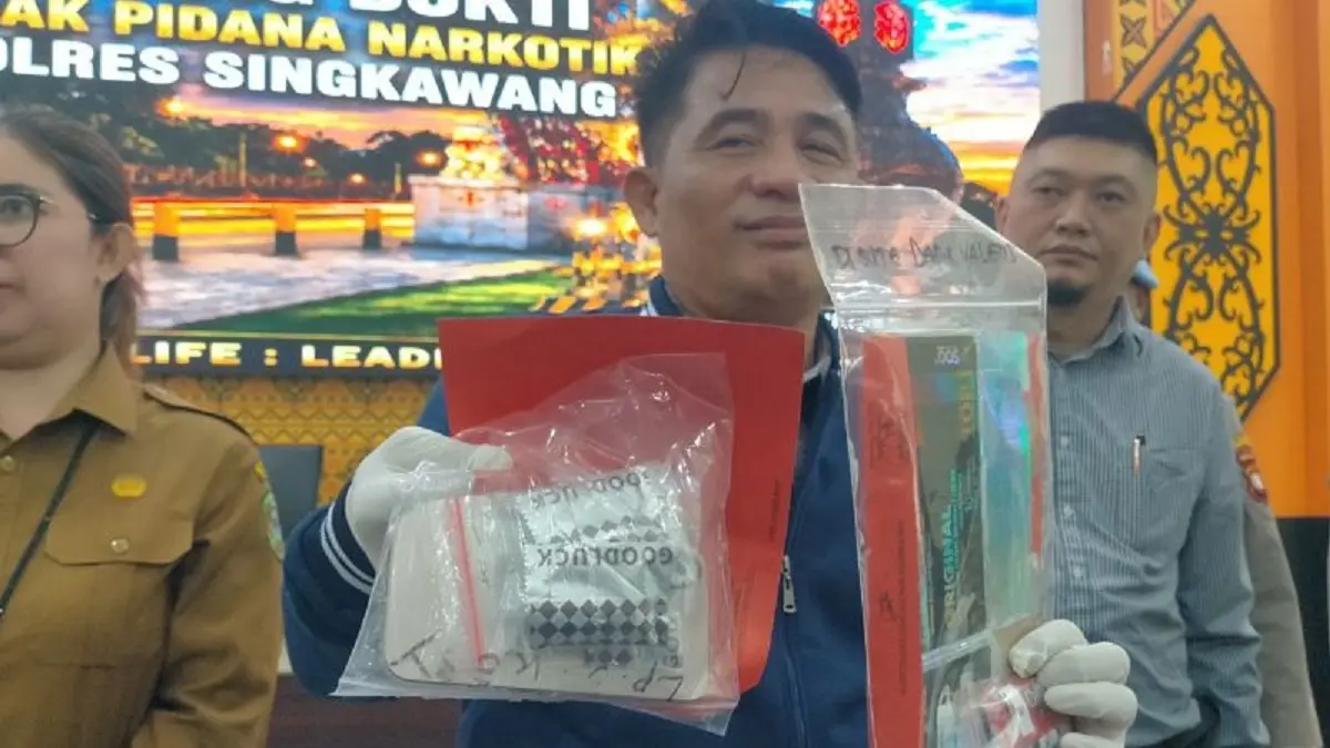 Kasat Narkoba Polres Singkawang IPTU Defi Irawan menunjukkan jenis narkoba yang dicampur dengan cairan vape, Selasa (4/8/2026). (ANTARA/Narwati)