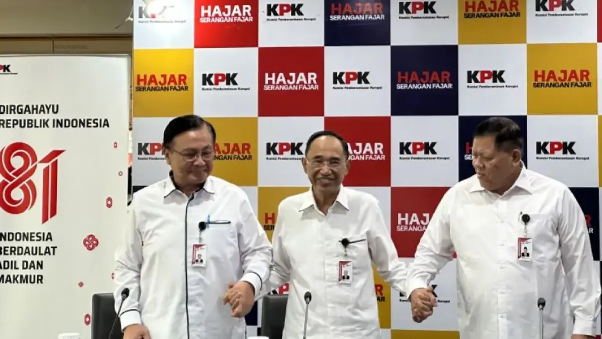 Ketua Dewan Pengawas Komisi Pemberantasan Korupsi Gusrizal (tengah) bersama anggota Dewas KPK Benny Mamoto (kiri) dan Sumpeno sebelum memberikan keterangan pers di Gedung Pusat Edukasi Antikorupsi KPK, Jakarta, Senin (3/8/2026). ANTARA/Rio Feisal