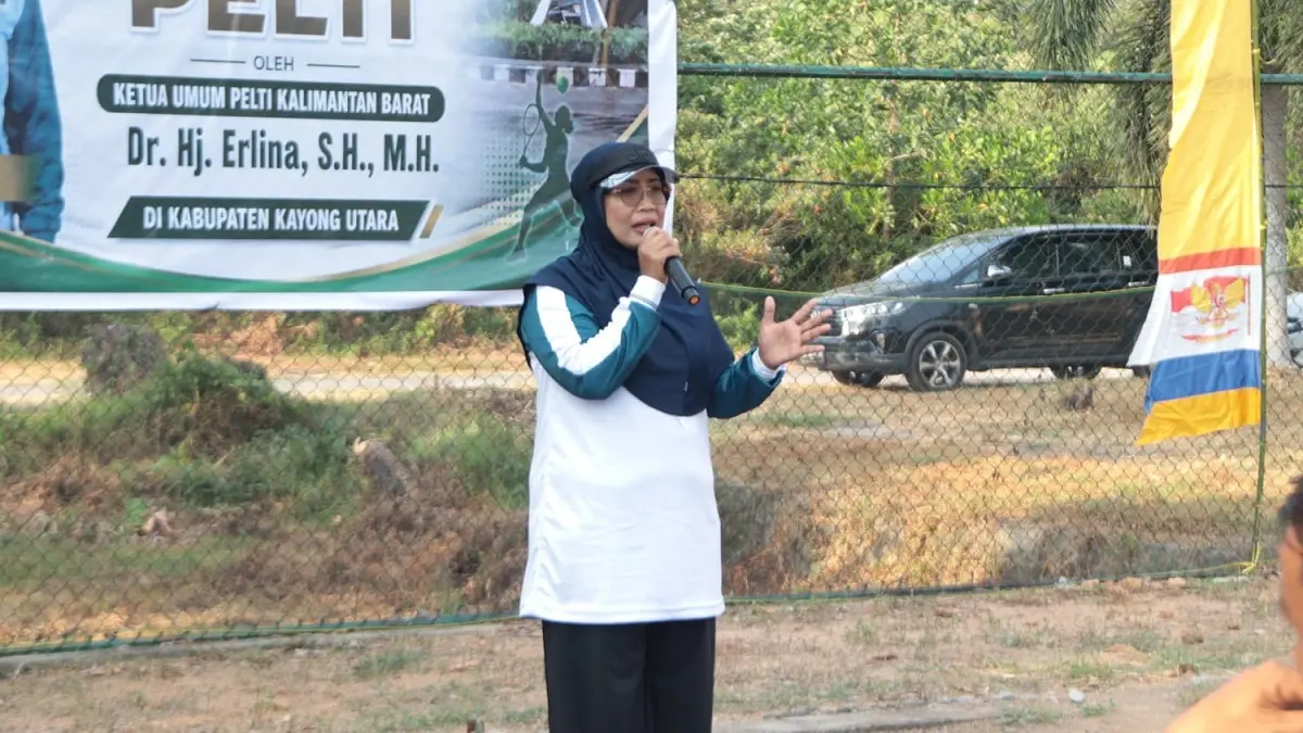 Ketua Persatuan Lawn Tennis Indonesia (Pelti) Provinsi Kalbar, Erlina Norsan menyampaikan sambutan saat berkunjung ke Pelti Kayong Utara. (Adpim Pemprov Kalbar)