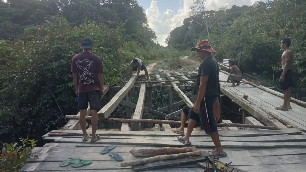 Prajurit TNI bersama warga berdiri di atas salah satu Jembatan Armco Non Bencal yang telah rampung dibangun melalui Program Karya Bakti Skala Besar Kodam XII/Tanjungpura di wilayah Kodim 1204/Sanggau. Jembatan tersebut diharapkan memperlancar akses transportasi dan mendorong pertumbuhan ekonomi masyarakat. (ISTIMEWA)