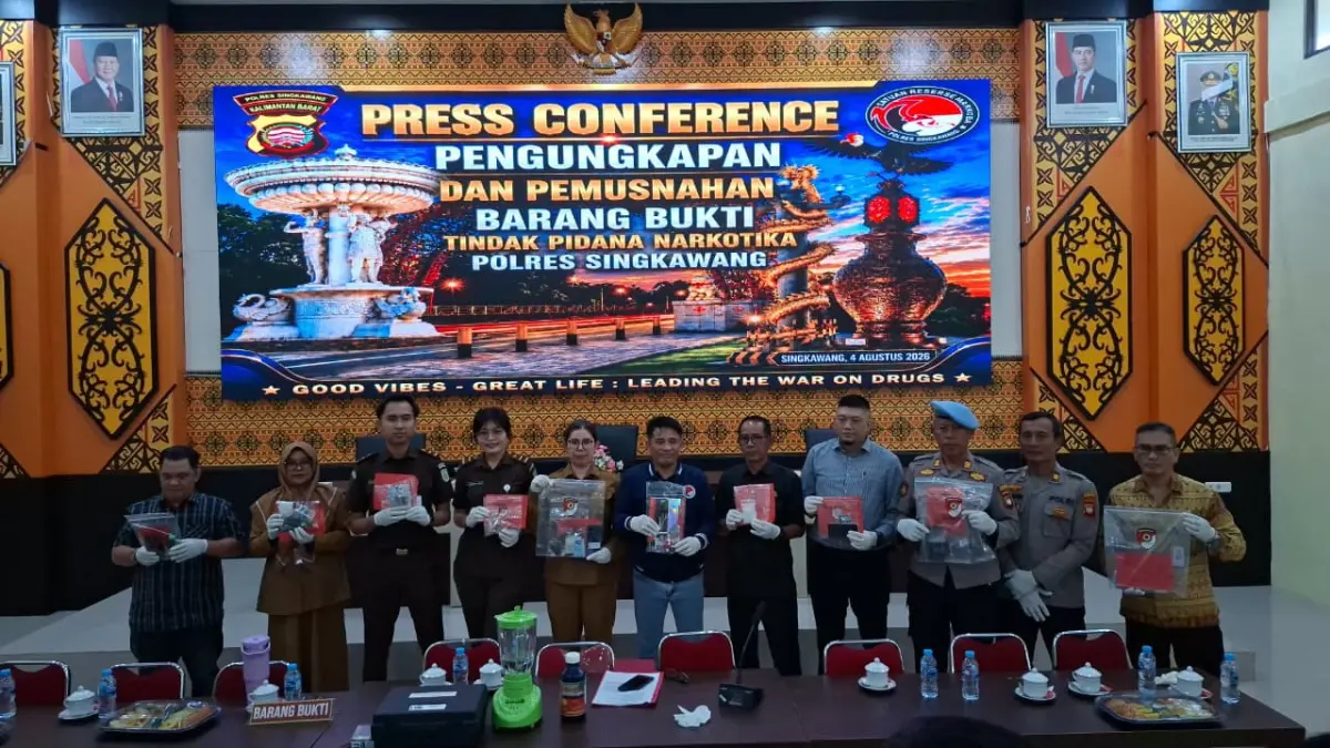 MUSNAHKAN BARANG BUKTI: Polres Singkawang bersama unsur kejaksaan, pengadilan, BNN, dan instansi terkait memusnahkan barang bukti narkotika hasil pengungkapan tujuh kasus periode 16 Juni–31 Juli 2026 di Aula SAR Polres Singkawang, Selasa (4/8). Pemusnahan dilakukan sebagai bentuk transparansi penegakan hukum sekaligus komitmen memberantas peredaran narkoba di Kota Singkawang. // HUMAS POLRES SINGKAWANG