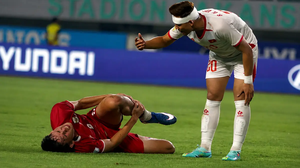 Mitchell Lee Baker dijatuhkan Huang Viet Anh Bul pada pertandingan Grup A Piala AFF 2026 di Stadion Gelora Pakansari, Kabupaten Bogor, Jawa Barat, Senin (3/8/2026).  (ANTARA FOTO/Yulius Satria Wijaya)