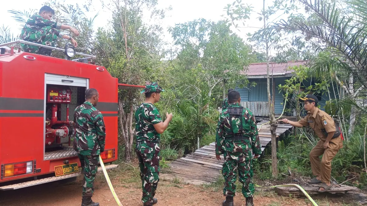 Penyaluran air bersih bagi warga Trans Kalis Kecamatan Kalis, Kabupaten Kapuas Hulu. Senin (3/8). (ISTIMEWA)