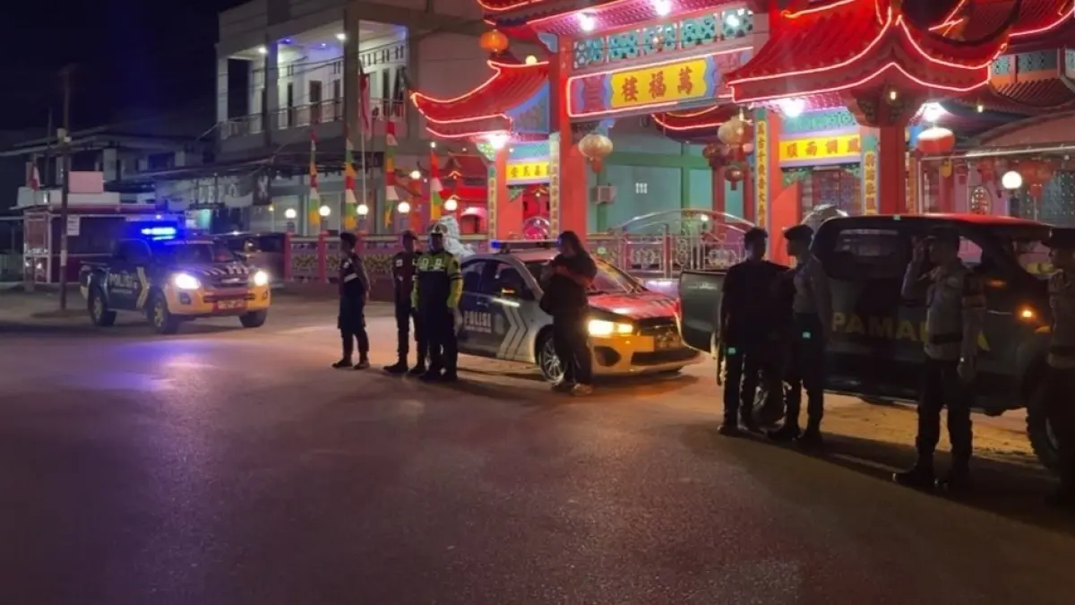 Personel Polres Landak berjaga di sejumlah titik di Kota Ngabang pada Minggu (2/8) malam. (HUMAS POLRES LANDAK)