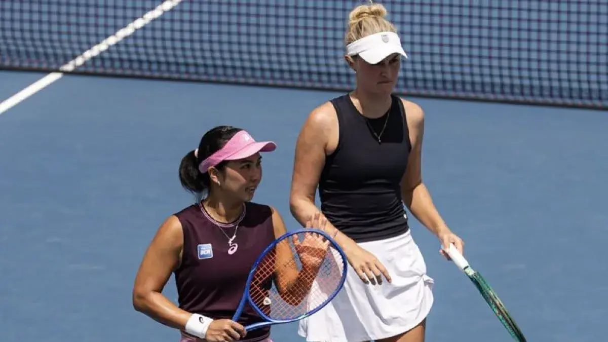 Petenis Indonesia Aldila Sutjiadi (kiri) bersama petenis Selandia Baru Erin Routliffe (kanan) di Mubadala DC Open 2026, Washington D.C., Amerika Serikat, Jumat (31/7/2026). (Antara)