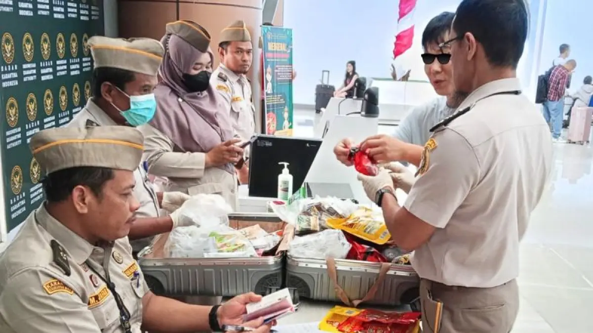 Petugas Balai Karantina Hewan, Ikan, dan Tumbuhan (BKHIT) Kalimantan Barat memeriksa produk pertanian tanpa dokumen yang diselundupkan oleh penumpang di Bandara Supadio. (ANTARA/BKHIT Kalimantan Barat)