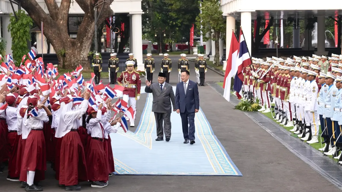 Presiden RI Prabowo Subianto menyambut kedatangan PM Tailan Anutin Charnvirakul dalam forum Second Leaders