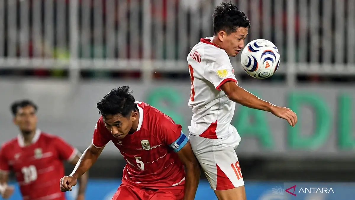 Rizky Ridho Ramadhani (kiri) berebut bola dengan Nguyen Hai Long (kanan) pada pertandingan Grup A Piala AFF 2026 di Stadion Pakansari, Kabupaten Bogor, Jawa Barat, Senin (3/8/2026). (ANTARA FOTO/Bayu Pratama S).