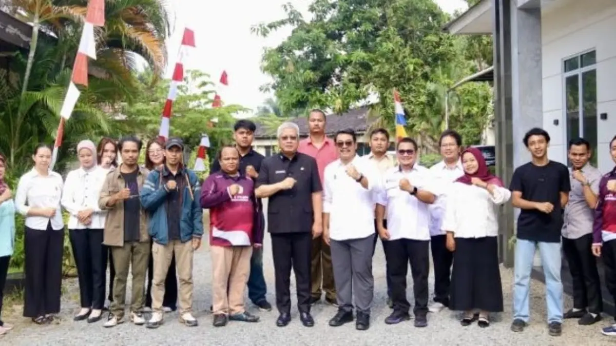 Sekda Kalbar, Harisson, saat melepas tenaga kerja dan peserta pemagangan Gelombang I di Kantor PT Agrinas Palma Nusantara di Pontianak, Selasa (4/8/2026).(Antara)