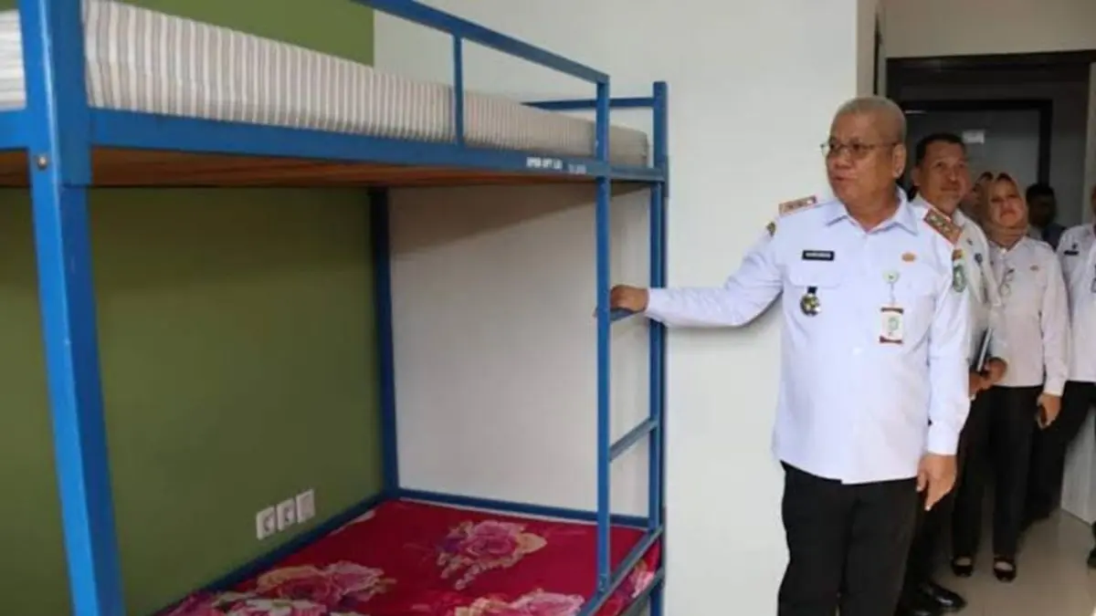 Sekda Kalbar, Harisson, saat meninjau kondisi sekolah rakyat di Balai Latihan Kerja Industri (BLKI) Pontianak. (ANTARA/Rendra)