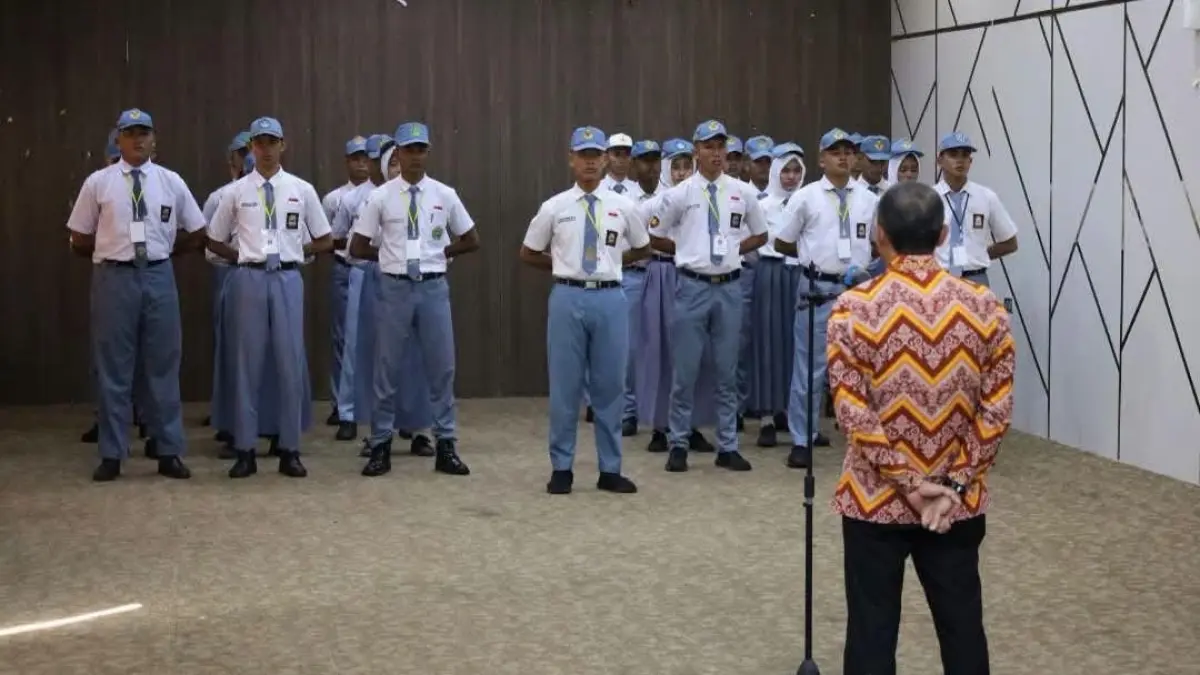 Sekda Ketapang, Repalianto, memberikan arahan kepada calon Paskibraka Ketapang, Sabtu (1/8). (ISTIMEWA)

