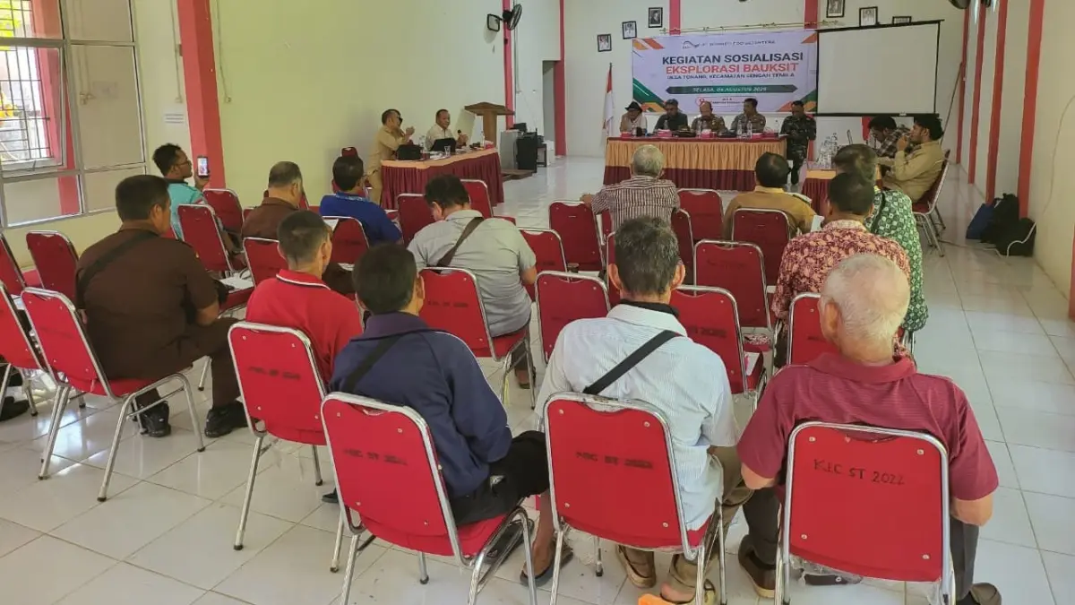 SOSIALISASI EKSPLORASI: Sejumlah orang mengikuti sosialisasi rencana penelitian eksplorasi bauksit di Aula Kecamatan Sengah Temila, Kabupaten Landak, Selasa (4/8).