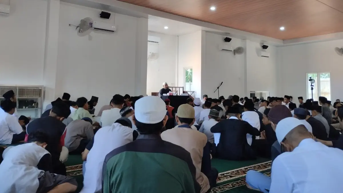 Suasana Tabligh Akbar bersama Ustaz Abu Ubaidah Yusuf As Sidawi di Masjid Abdul Hamid Muhammad Malky Al-Audhiy (AHMA), Kelurahan Condong, Senin (3/8). (HUMAS POLRES)