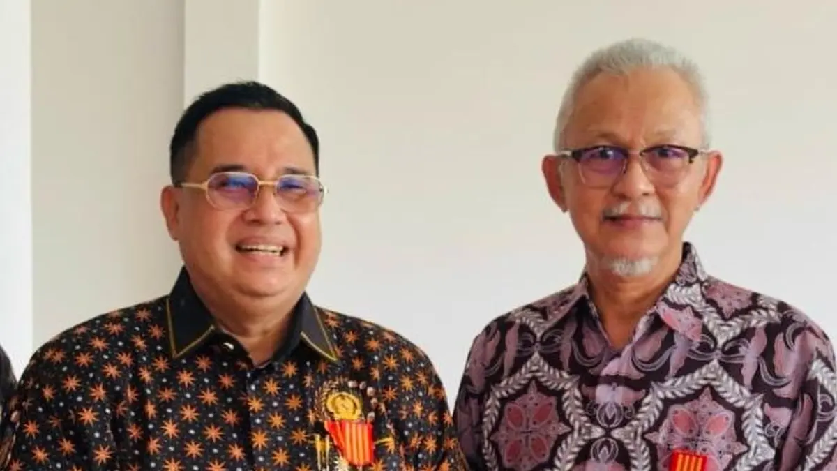 Syafaruddin Daeng Usman bersama H Boy Mirza Noor putera pejuang Angkatan 45 H Abang Achmad Noor pengibar merah putih pertama di PSP Pontianak 16 September 1945. (IST) 