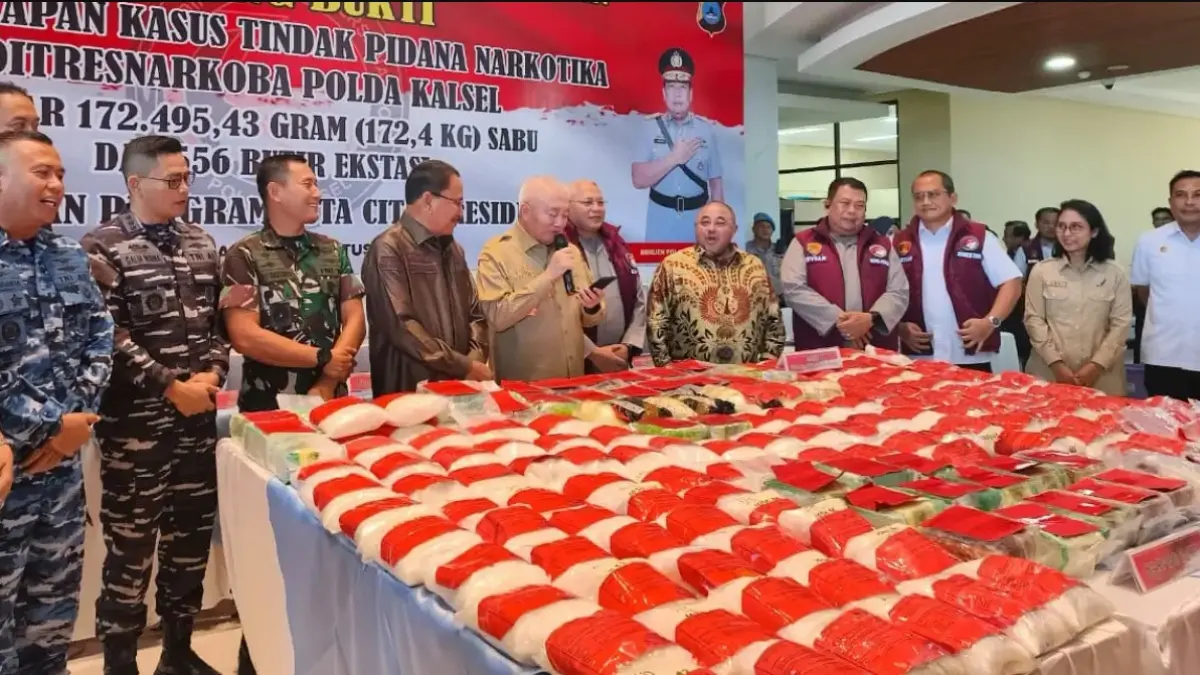 TANGKAPAN BESAR: Polda Kalsel memusnahkan 172,4 kg sabu dan 556 ekstasi senilai Rp311 miliar yang diduga terkait jaringan Fredy Pratama, Selasa (4/8).  (RADAR BANJARMASIN)