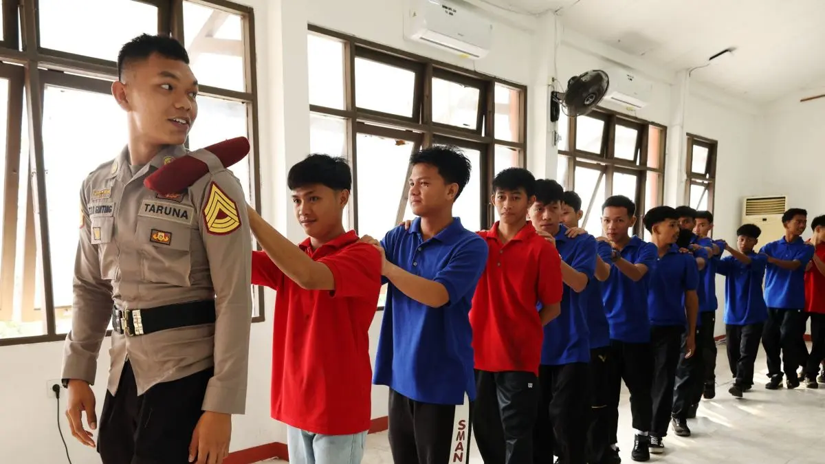 Taruna Akademi Kepolisian (Akpol) memandu siswa mengikuti permainan membangun kekompakan saat Program Taruna Bhakti Sekolah Rakyat di Sekolah Rakyat Terintegrasi (SRT) 53 Pontianak, Kalimantan Barat, Selasa (4/8/2026). (ANTARA/Jessica Wuysang)