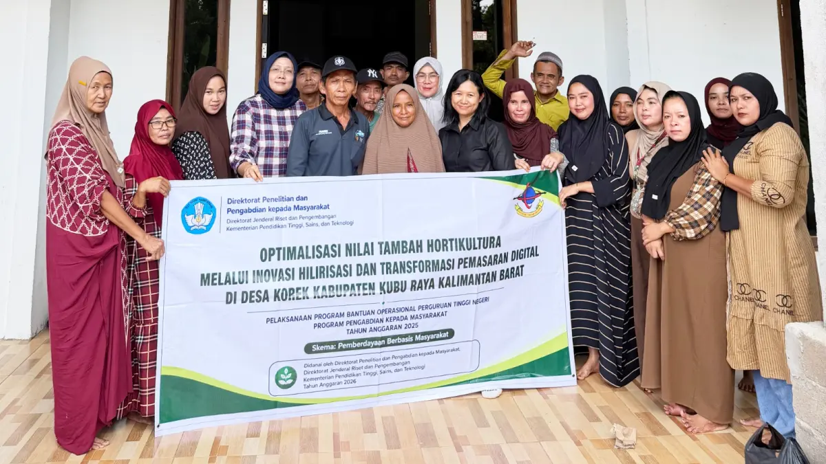 Tim Dosen Politeknik Tonggak Equator memberikan pelatihan peningkatan nilai tambah hasil pertanian secara terpadu dari panen hingga pemasaran digital, sebagai upaya mendorong petani Desa Korek naik kelas.