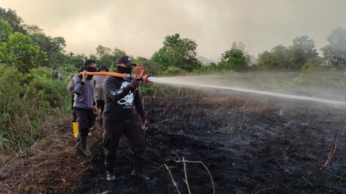 Tim gabungan dari Polres Kubu Raya, BNPB, TNI, Damkar, relawan, dan MPA melakukan pendinginan serta penyekatan di lokasi bekas karhutla di Dusun Mulyorejo, Desa Limbung, Kecamatan Sungai Raya, Senin (3/8). (ISTIMEWA)