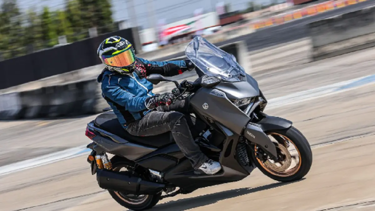 Yamaha XMAX Tech MAX 2026 tampil lebih premium dengan pilihan warna baru, jok eksklusif, layar TFT 4,2 inci, dan mesin Blue Core 300 cc. (GREATBIKER)
