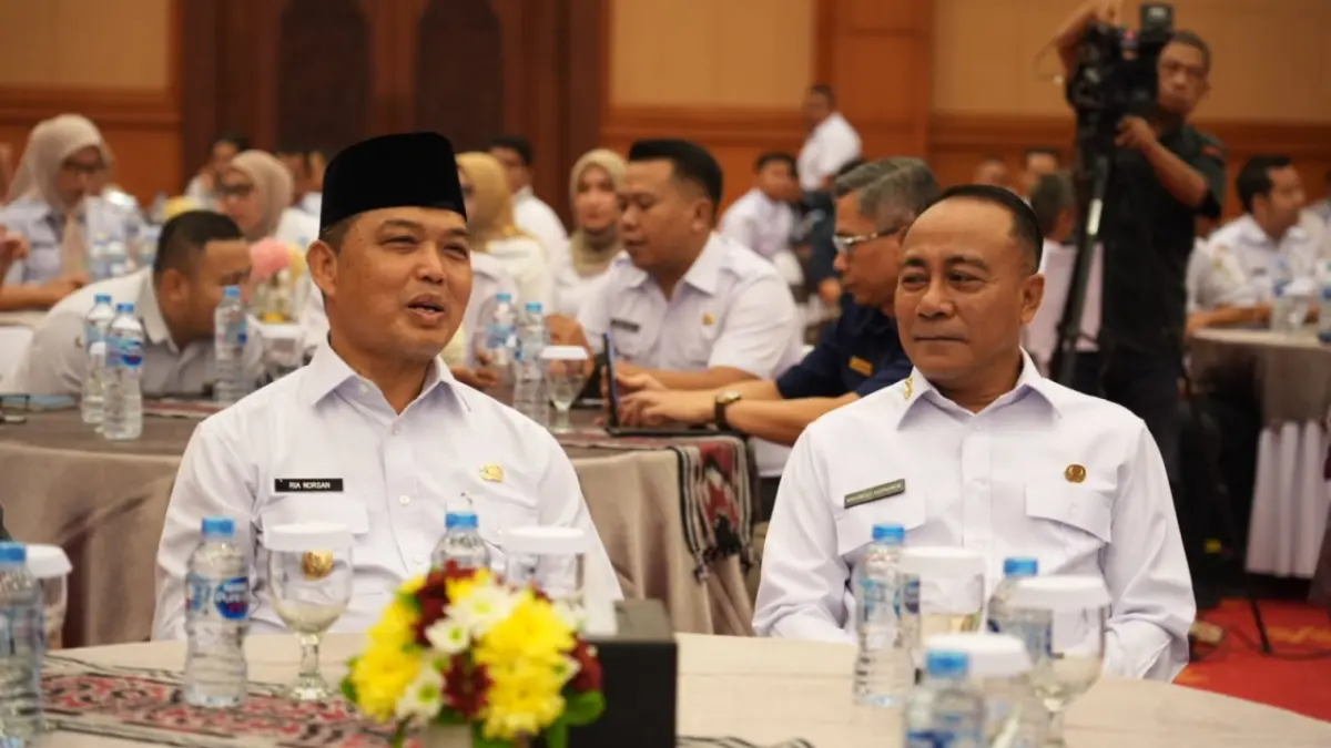Gubernur Kalbar Ria Norsan dan Wakil Gubernur Kalbar Krisantus Kurniawan bersama-sama hadir di High-Level Meeting (HLM) Tim Percepatan dan Perluasan Digitalisasi Daerah (TP2DD) yang dirangkaikan dengan soft launching penggunaan Open Application Programming Interface (Open API) Bank Kalbar pada Rabu (5/8). (ADPIM PEMPROV KALBAR)