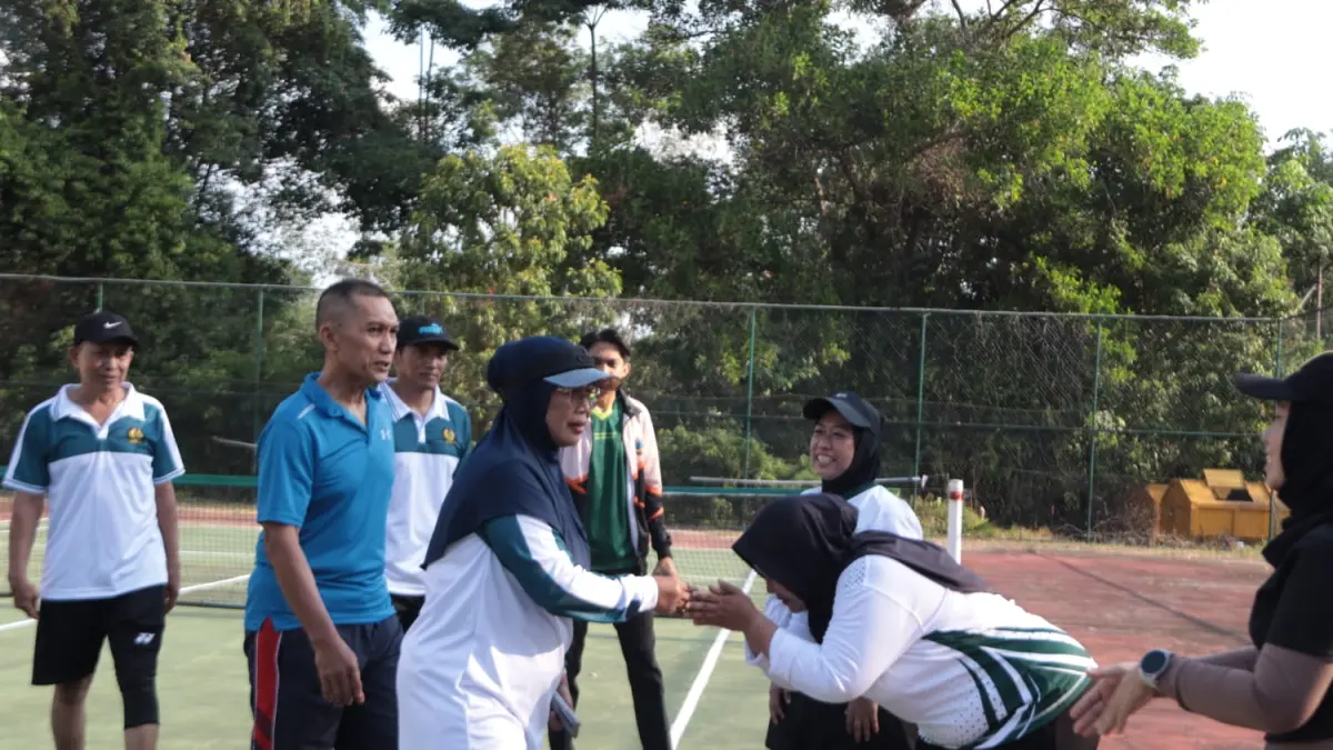 Bupati Mempawah, Erlina saat mengunjungi atlet Pelti Kayong Utara.