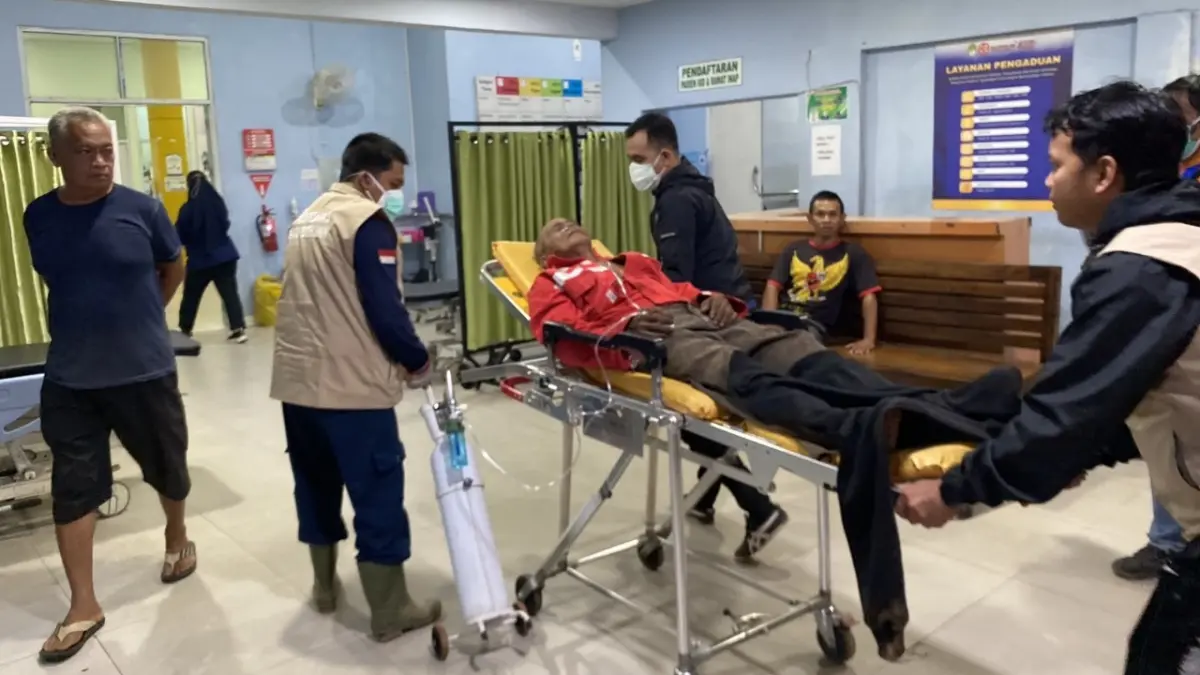 Daryono Hadi (60) dibawa ke Puskesmas terdekat usai terjebak asap karhutla di Kecamatan Matan Hilir Selatan, Kabupaten Ketapang, Rabu (5/8). (ISTIMEWA)