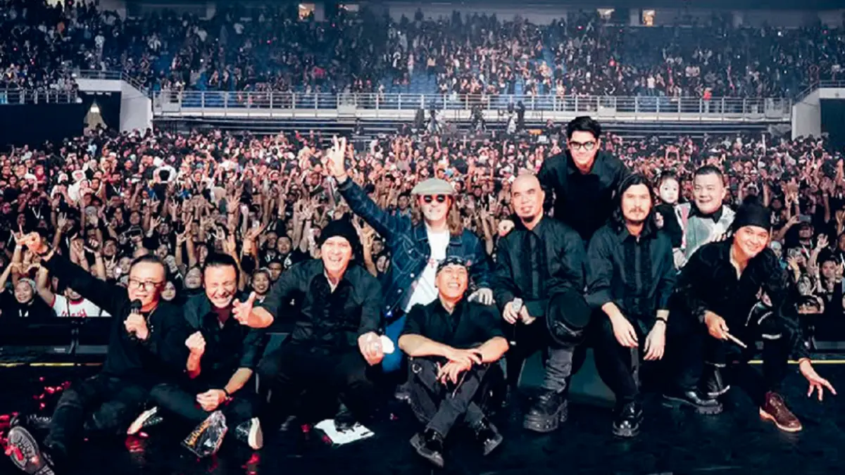 Dewa 19 ketika tampil di Malaysia. Sebelum manggung di Surabaya, band tersebut meminta Baladewa mengisi polling lagu yang paling ingin didengar saat konser nanti. (INSTAGRAM DEWA 19/DOK JAWAPOS)