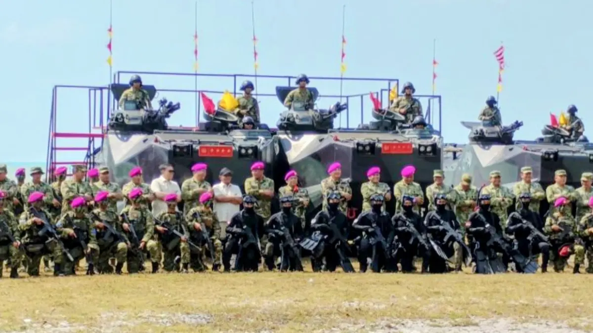 Foto bersama anggota marinir TNI AL dan Menhan RI Sjafrie Sjamsoeddin usai pembaretan dalam rangkaian latihan terintegrasi tiga matra di Dabo Singkep, Kab. Lingga, Kepri, Rabu (5/8). (ANTARA/Angiela)