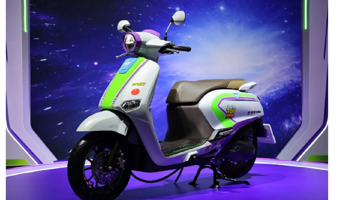 Honda Giorno+ Buzz Lightyear Edition mengusung kombinasi warna putih, hijau, dan ungu yang terinspirasi dari karakter Buzz Lightyear dalam film Toy Story. (HONDA)