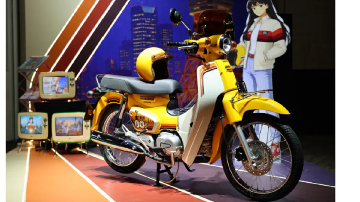 Honda Super Cub Tokyo 80s Edition mengusung grafis bergaya jalanan Tokyo era 1980-an dengan sentuhan aksesori klasik yang memperkuat nuansa retro. (HONDA)