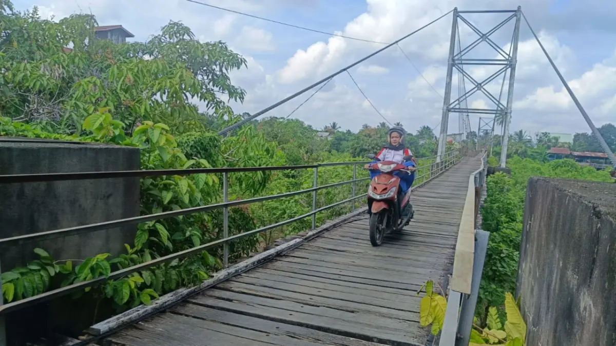 Jembatan gantung di Desa Tanjung Jati Kecamatan Putussibau Selatan kondisinya sudah banyak yang rusak. (TAUFIK/PONTIANAK POST)