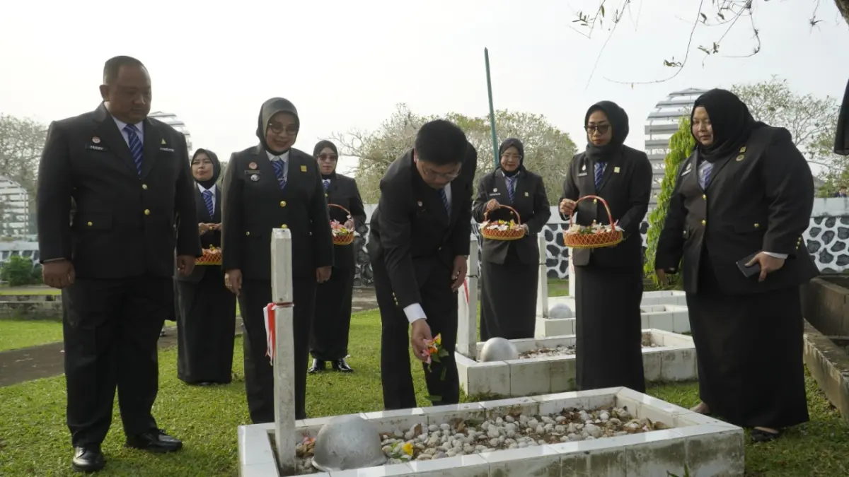 Kanwil Kemenkum Kalbar menggelar upacara tabur bunga dan ziarah di TMP Dharma Patria Jaya Kubu Raya pada Rabu (5/8). (DOK KANWIL KEMENKUM KALBAR)