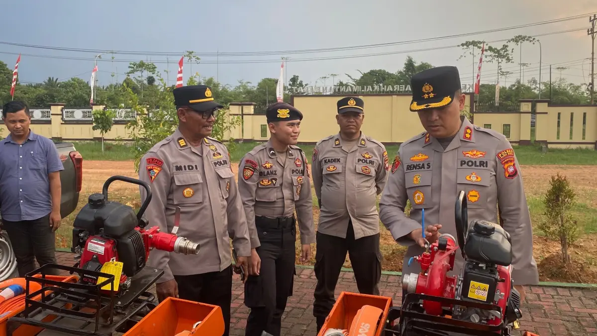 Kapolres Kubu Raya, AKBP Rensa S. Aktadivia, memeriksa kendaraan operasional dan peralatan pemadam kebakaran hutan dan lahan (karhutla) di Lapangan Apel Mapolres Kubu Raya, Selasa (4/8). (ISTIMEWA)