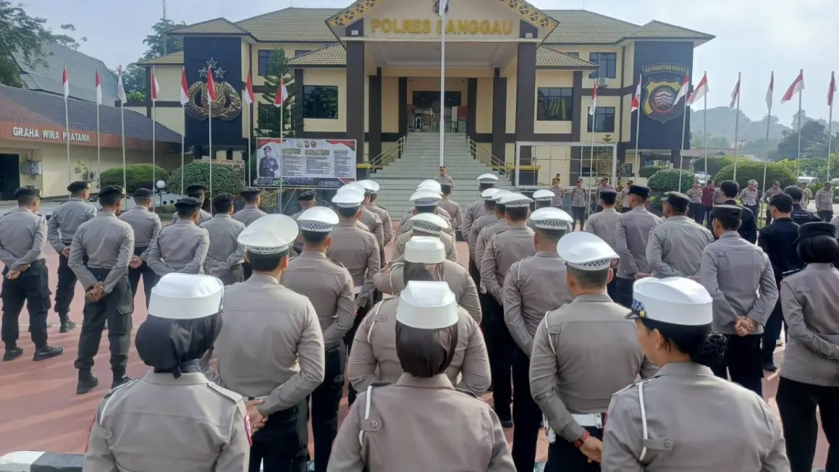 Kapolres Sanggau AKBP Kadek Ary Mahardika, memimpin apel pagi perdana di halaman Mapolres Sanggau, Rabu (5/8). (ISTIMEWA)