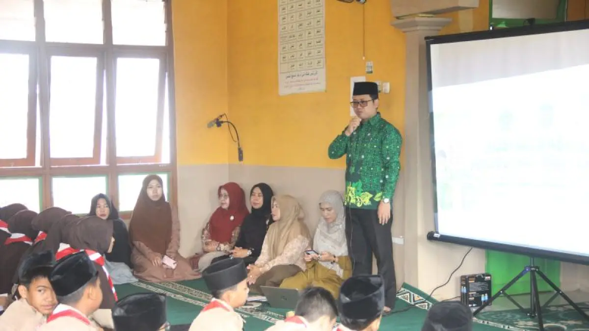 Kegiatan sosialisasi pengelolaan sampah di MTsN Singkawang.