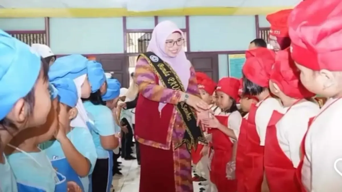 Ketua TP PKK Sambas Yunisa SPd MAP saat mengunjungi salah satu PAUD beberapa waktu lalu.