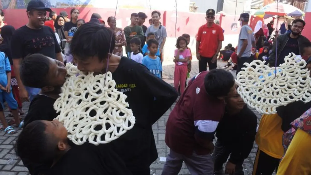 Lomba makan kerupuk HUT RI yang sarat pesan kemerdekaan. (DOK ANTARA)    