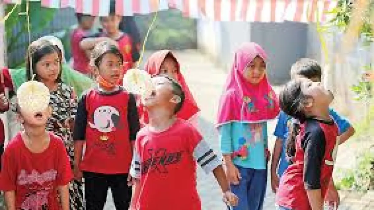 Lomba makan kerupuk yang kerap diikuti oleh anak-anak untuk memeriahkan kemerdekaan Indonesia. (DOK JAWA POS) 