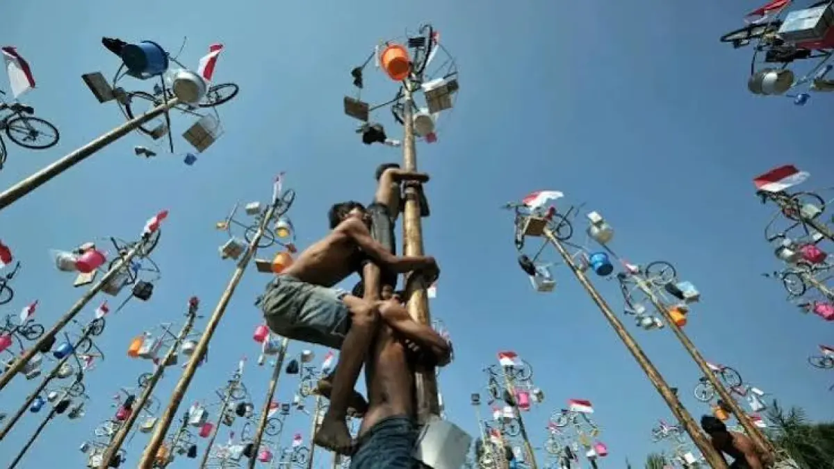 Lomba panjat pinang yang menjadi simbol kebersamaan dan penuh makna (DOK JAWA POS)  