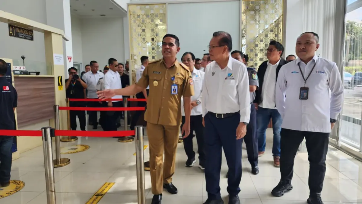 Menteri Pengangkutan Sarawak, Datuk Sri Lee Kim Shin bersama jajaran instansi terkait Malaysia dan Indonesia meninjau kesiapan operasional rute ALBN Putussibau–Kuching di PLBN Badau, Kabupaten Kapuas Hulu, Senin (3/8). (ISTIMEWA)