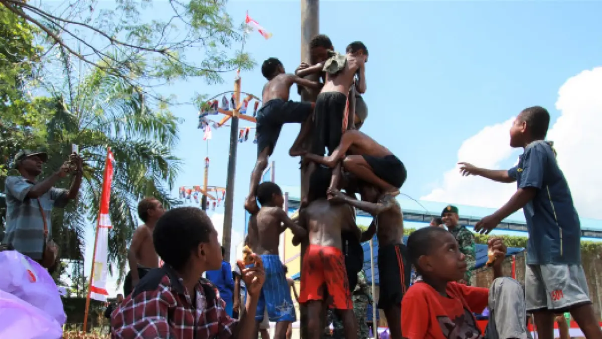 Panjat pinang yang juga diikuti  anak-anak. (DOK JAWA POS)  