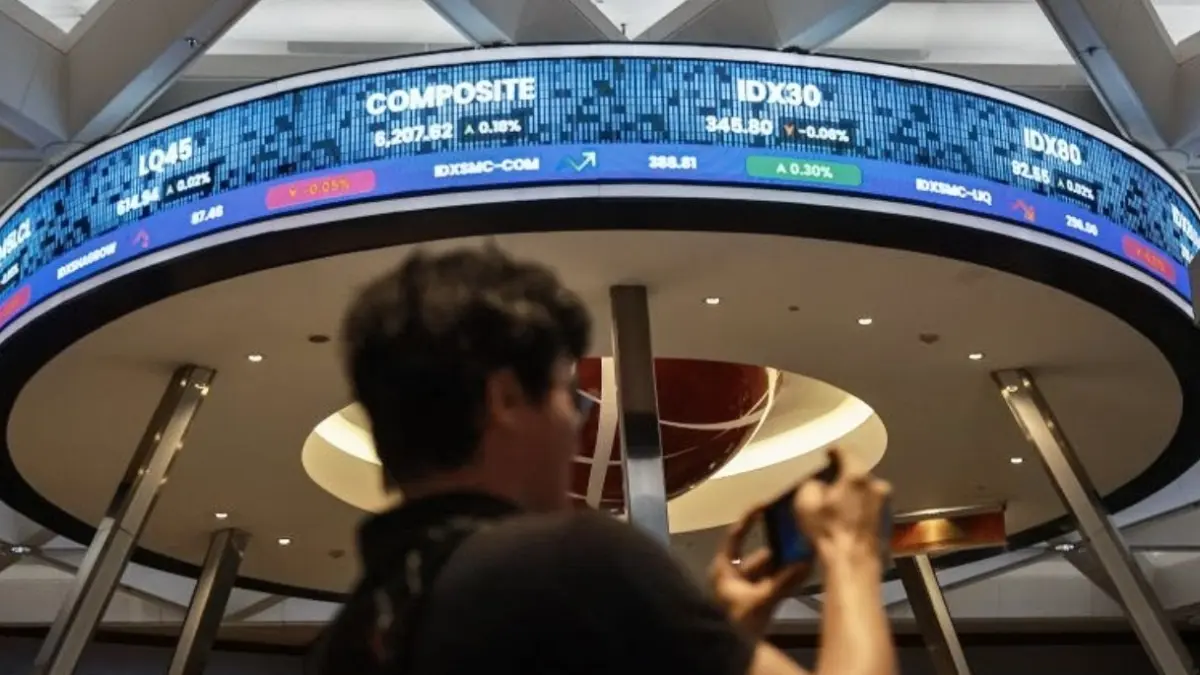 Pengunjung memotret layar pergerakan Indeks Harga Saham Gabungan (IHSG) di Bursa Efek Indonesia (BEI), Jakarta. (ANTARA FOTO/Dhemas Reviyanto/agr)